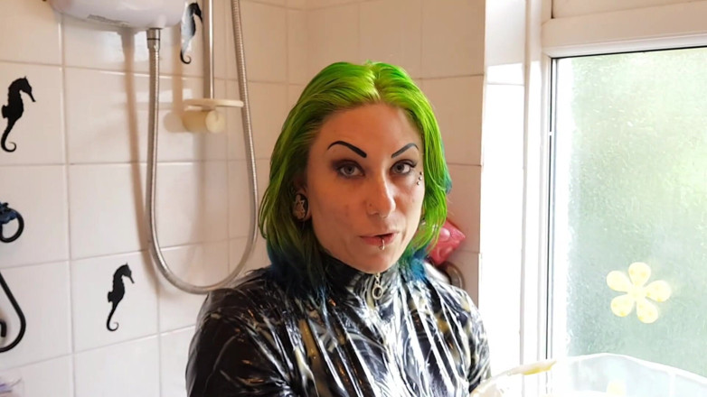 Tattooed Milfy Mama: Мокрый и грязный комбинезон с заварным кремом