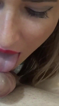 Sex real cu înregistrare de acasă cu sora vitregă frumoasă și excitată de 19 ani