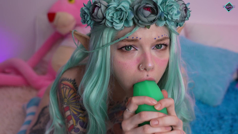 Karneli Bandi: Niegrzeczny elf bawi się zabawką smoka