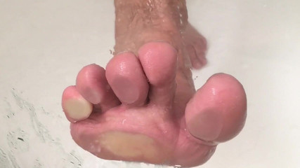 Manlyfoot: Domů z práce přijít, pomoz mi ve sprše umýt moje...