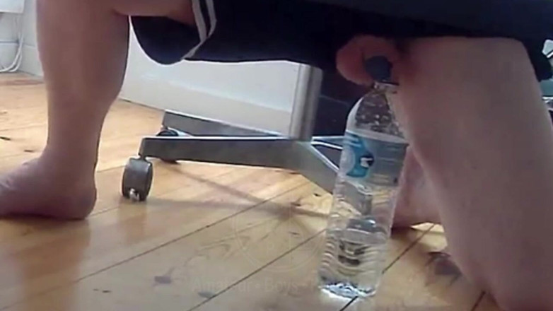 AmateurBoysPissing: Apabila Jules Bekerja Dari Rumah Dan Tidak Boleh Meninggalkan Mejanya,...