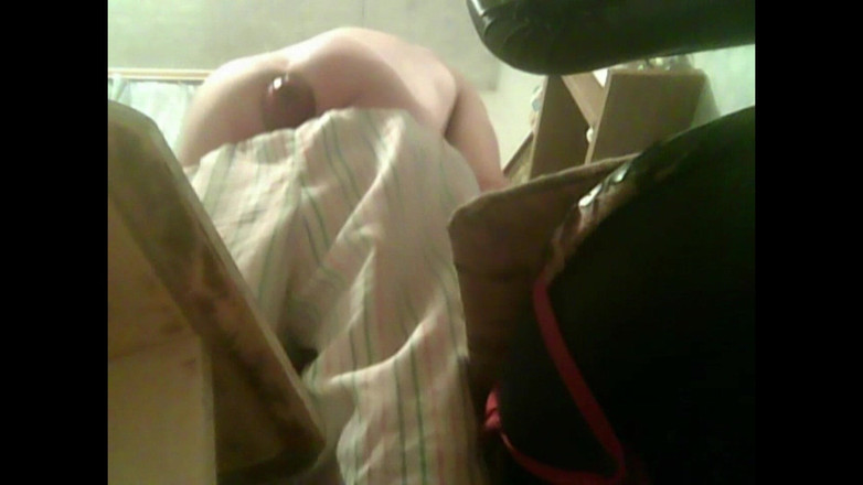 IncredibleGuy: Un giovane ragazzo è seduto su una sedia con il prolasso...