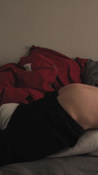 Ranní rutina. Femboy nemůže pomoci, ale ponižující polštář, představa, že váš těsný zadek naplněný jeho spermatem