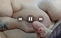 主人命令这个胖子滚在面粉里，这样他才能找到湿的地方