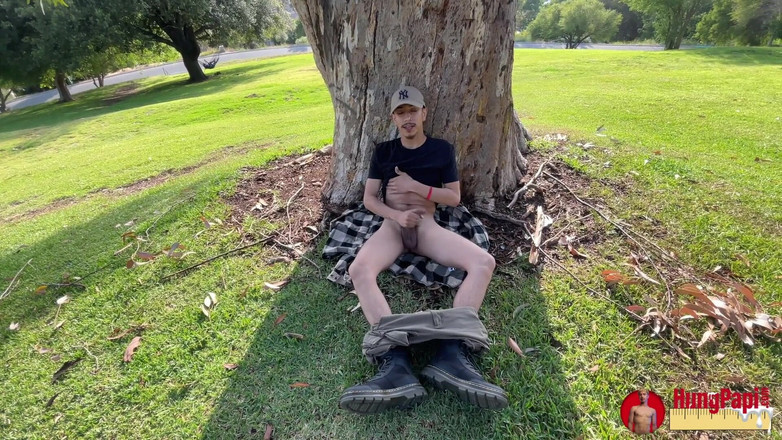 Hung Papi: Худенького большого хуя, необрезанный твинк в публичном сексе застукали с большой порцией спермы!