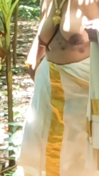 Kerala Style Tradisional Set Mundu, Awek Berbogel Di Luar Mendedahkan Tubuh Bogel Seksinya.