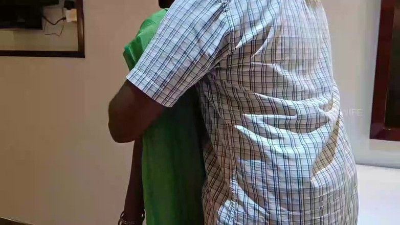 Luxmi Wife: La madrastra de un amigo follando en sari verde con...