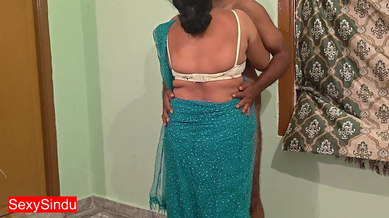 Sexy sindu: Seksi yenge şeffaf sari içinde ateşli göbek gösteriyor
