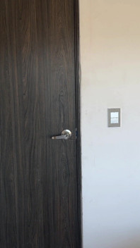 Îmi fut iubita latino sexy la casa prietenilor ei vitrege, sosesc pe neașteptate și mă ascund în dulapul ei