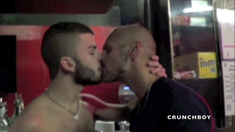 STRAIGHT BOY CURIOUS: Sexy giovane ragazzo etero scopato da papà