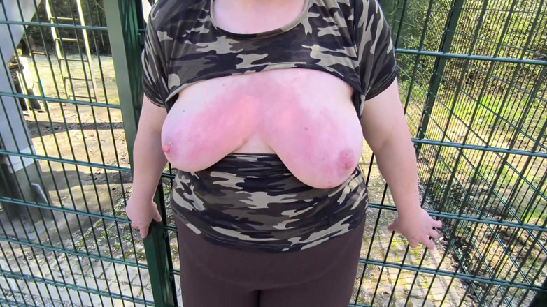 Bouncy Tits Action: Peitos e bunda na camuflagem - nu ao ar livre