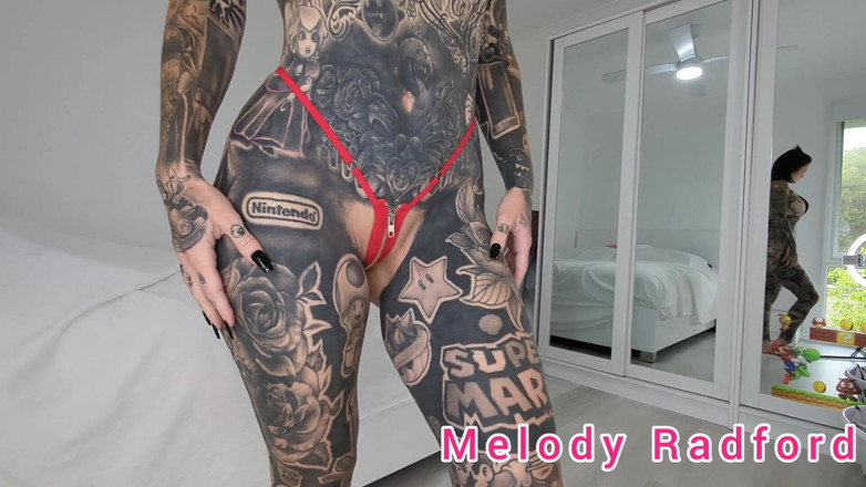 Melody Radford: Siyah ve kırmızı fermuarlı minik mikro bikinili melodi radford onlyfans'ta...