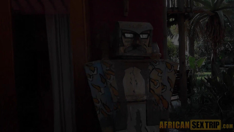 African sex trip: Ebenová africká amatérská přítelkyně šuká venku!
