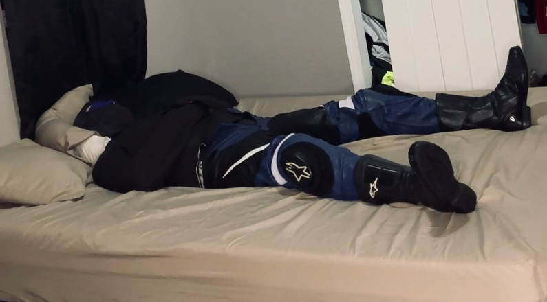 GearJock69: 穿着紧身衣并被绑住的骑自行车的人