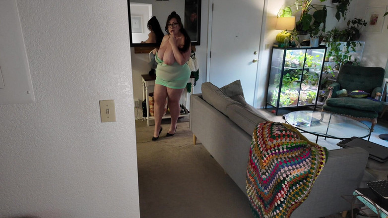 cutejayne: 丰满的大奶子胖熟女走秀并脱衣服