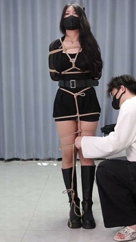 Pacar yang terikat bergerak di ruang tamu, yang sangat sulit
