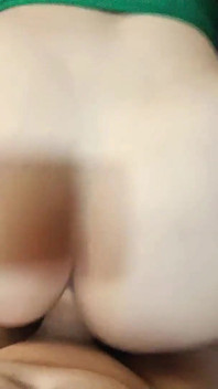 정말 멋진 엉덩이야! 핫한 브라질 소녀가 엉덩이와 보지를 내어줌