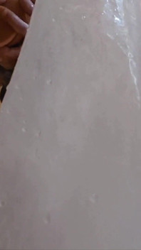 Man berijdt enorme dildo onder de douche deel 2