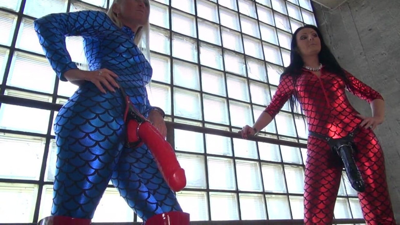 Lady Luciana Di Domizio: Kinky strapon ladies walking