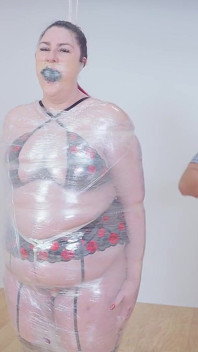 Lacey's Saran Wrap Enigma: Svázaná k intenzivnímu potěšení