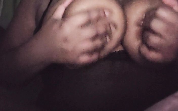 Super sexy ebony cuties: Skakar studsande mina stora bröst som vrider mina bröstvårtor ammande