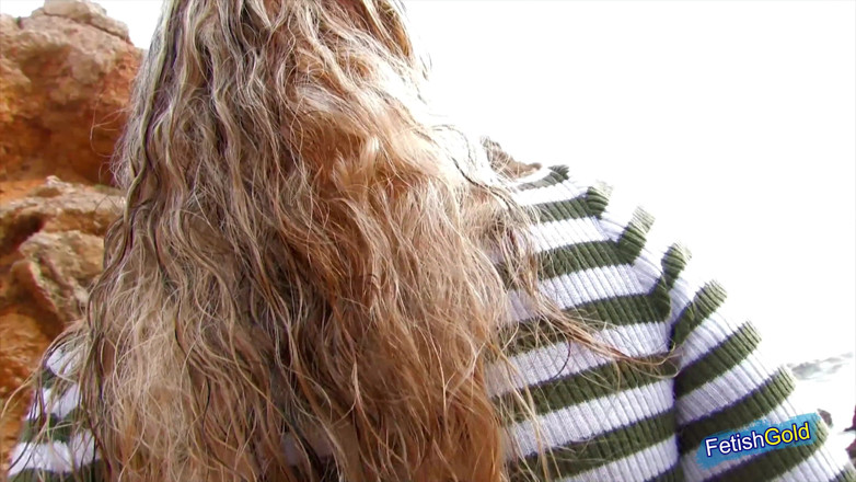 Teens Like it Hard: Blonda sexy agățată în aer liber este futută în pizdă și cur pe...