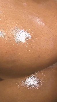Le tettone più calde scena 4: una voluttuosa donna nera con grandi tette oliate gode di un grosso cazzo nella sua figa e di una sborrata dentro