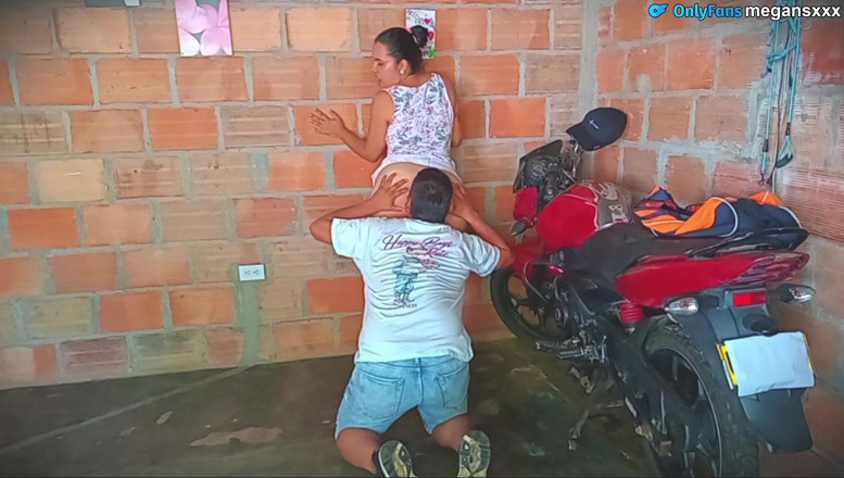 MeGanSxx: Un mécanicien mesure l’huile de la moto du voisin