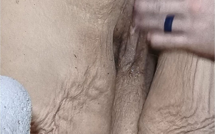 HerculesnVENUS: Big and Chunky Couple Fingering Her Wet Naughty Pussy Bubble