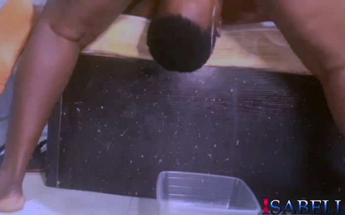 African Beauties: mörkhyad lesbisk dildo ansiktsknull