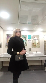 Blondine in Galerie