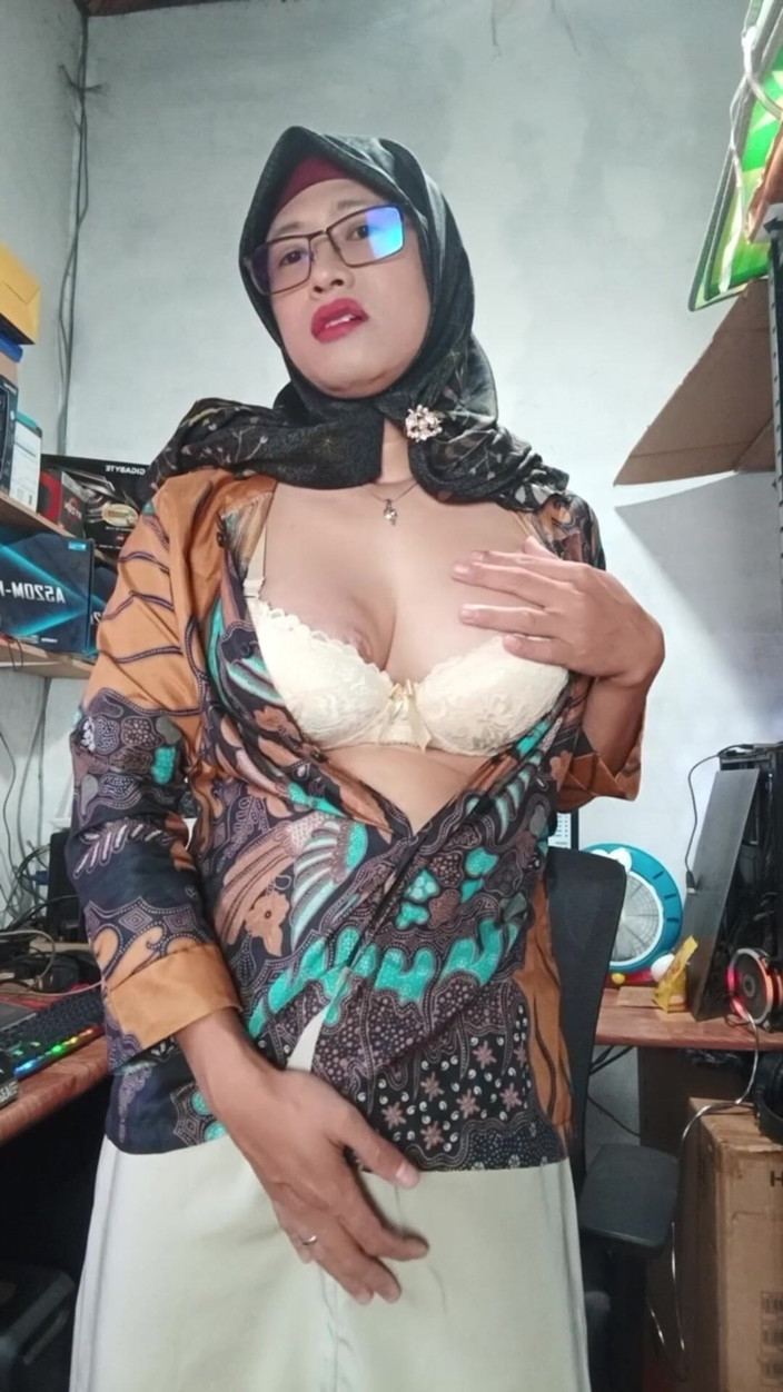 Mitha Zhe: Grandi tette hijab trans si masturba fino a quando non...
