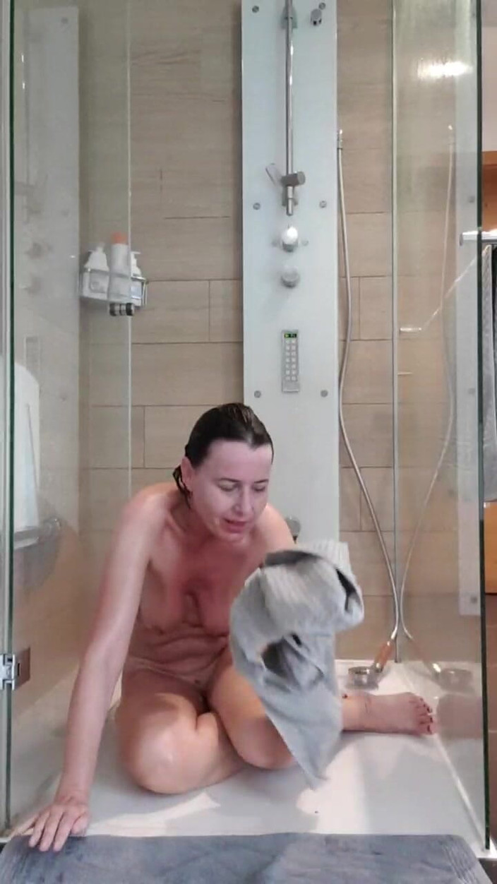 JulieEroticDress: Orta yaşlı seksi kadın duş alırken orgazm oluyor