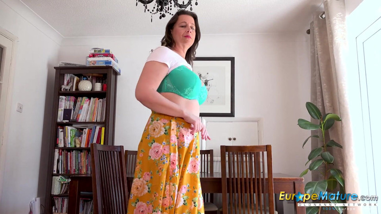 Old Nanny: Europemature - 彼女の素敵なドレスの下にあったすべての驚異を示す超熱い英国の女性