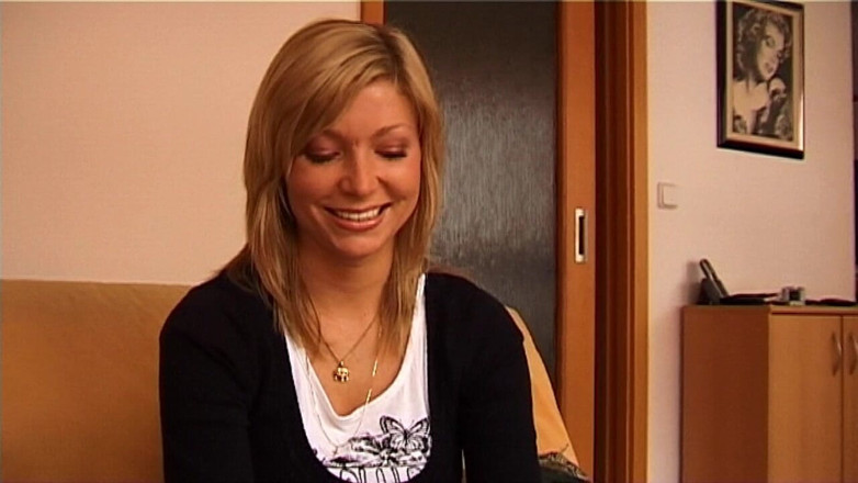 Bitch hunter: MiLF bionda arrapata sorride seducentemente pronta per un divertimento lurido