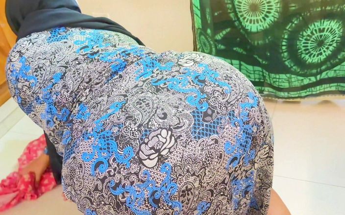 Aria Mia: Sexy desi služka s velkým zadem uvízlá pod postelí
