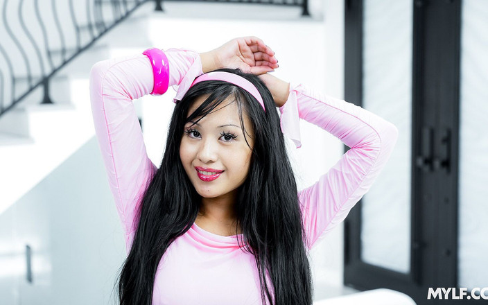 Mylf Official: Geile, vollbusige MILF nimmt ihren dreier zum geburtstag ihres perversen...