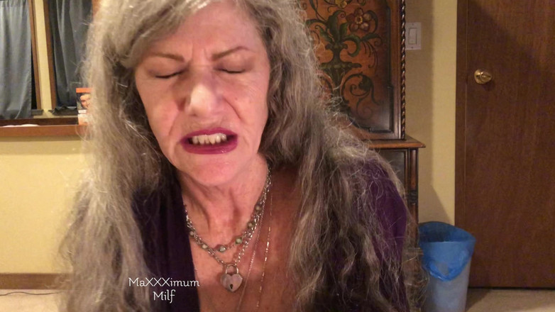 MaXXXimumMilf: डिल्डो की सवारी करते हुए सेक्सी परिपक्व हॉट लंड चुसाई + निगलना! Maxxximummilf