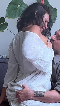 Kahvaltıdan önce ateşli esmer Anna Talli ile ilk sabah seksi