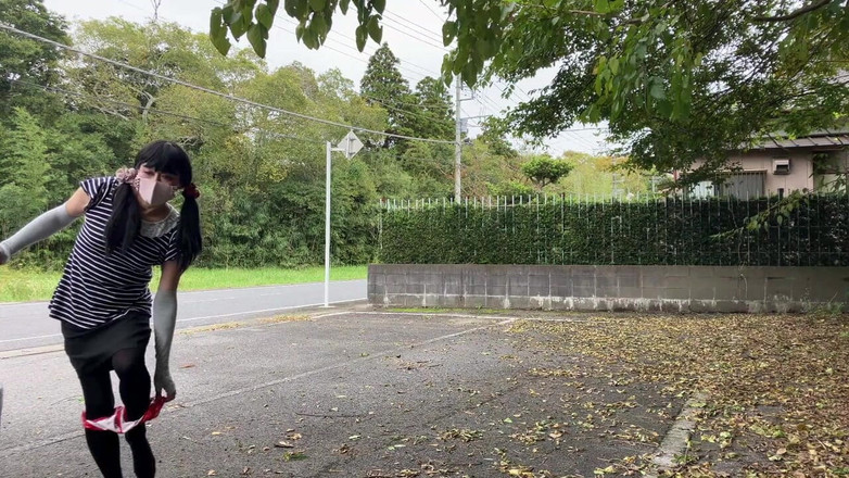 megu2002: Terekspos di Jalan-Jalan dan Lapangan Parkir