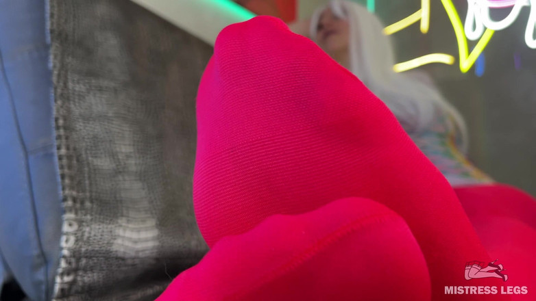 Mistress Legs: Aku lagi asik goyangin kakiku dengan celana ketat merah dan...