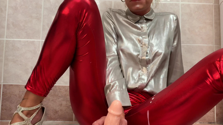 Claudia Macc: Schizzi dildo