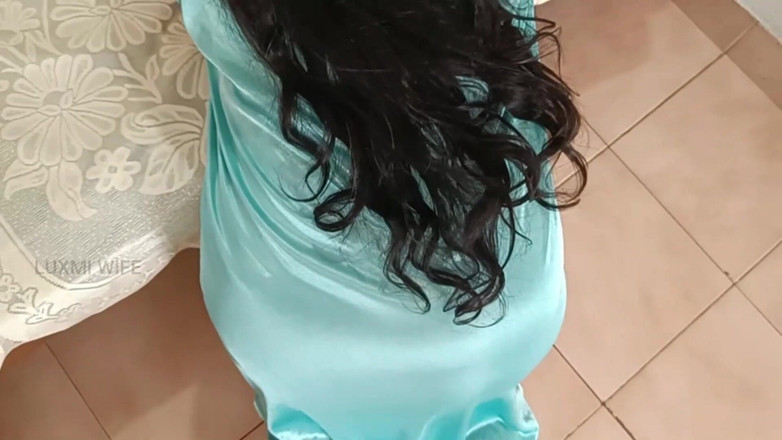 Luxmi Wife: Kayınbiraderi geldiğinde kanepenin altında sıkıştı