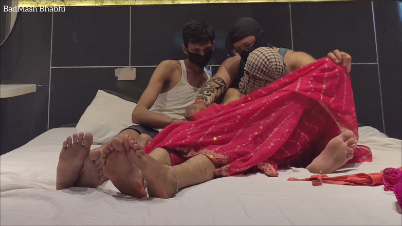 BadMash_Bhabhi: Домохозяйка сосет и трахается с двумя хуями