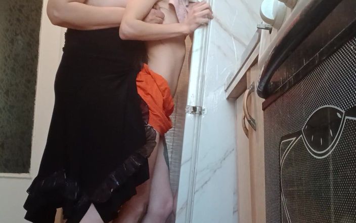 Lesbian-candys: 我的继母在厨房里狠狠地操我