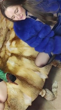 Lesbický kožešinový fetiš šukání se strapony, tuny kožešiny, obrovské stříkání na kožich