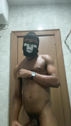 Cowok ini minta aku bawa pelumasnya