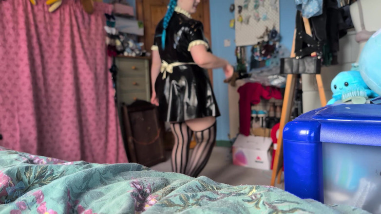 Alice_Mayflower_Scottish: Škádlení latexovou služkou - solo girl