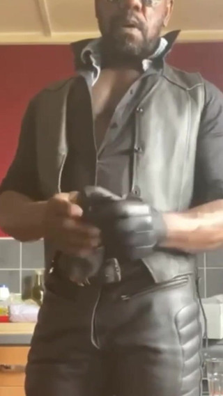 Black smoking muscle stepdad: Deri sigara içen üvey baba sahneleri