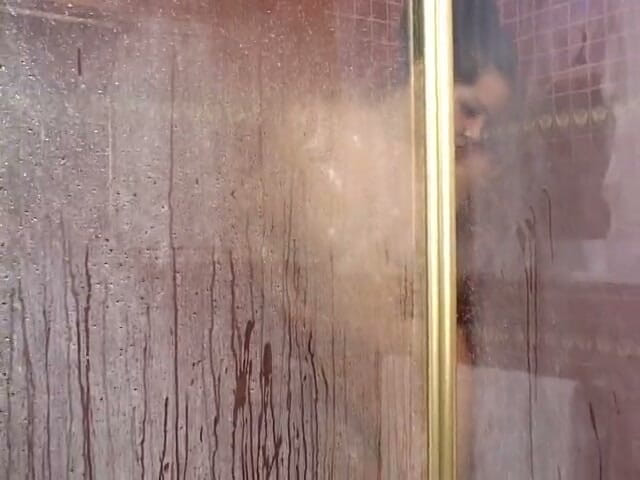 Girls of Desire: Lesbiennes nemen een vreemde douche